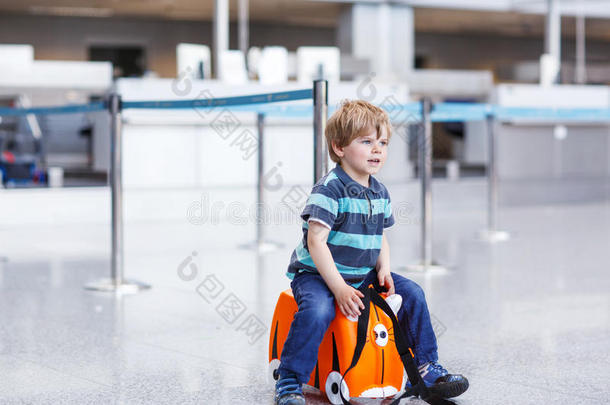 小男孩带着手提箱<strong>去机场</strong>度假旅行