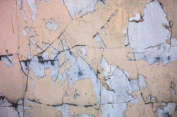 开裂的混凝土表面有砂质棕褐色油漆残留