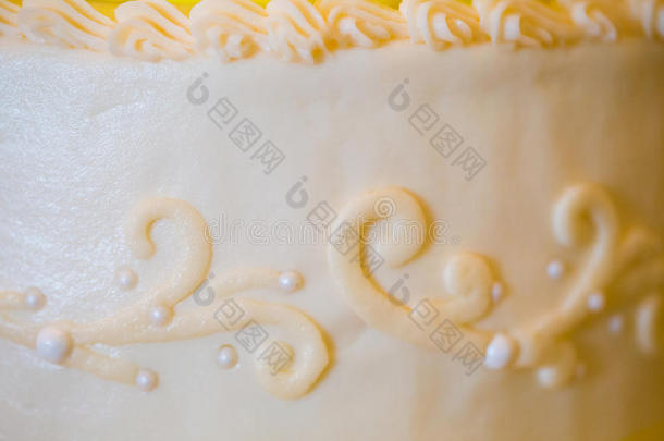 白黄相间的婚宴蛋糕