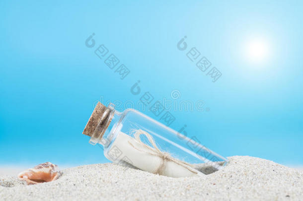 沙滩上的瓶子里的<strong>留言</strong>