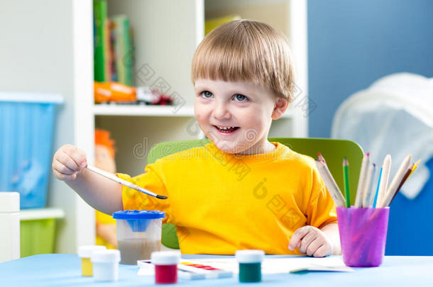 孩子们在儿童房的桌子旁画画