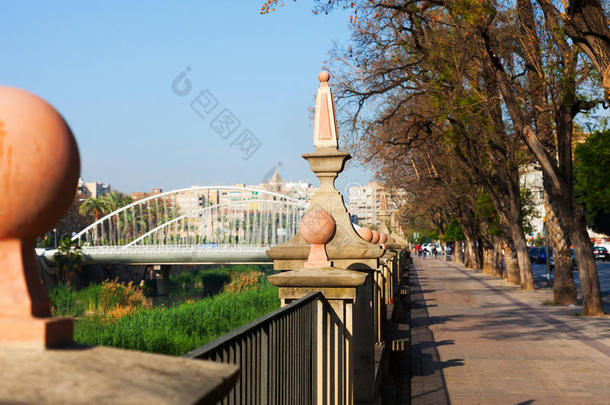 segura河和puente del<strong>医院</strong>的堤防