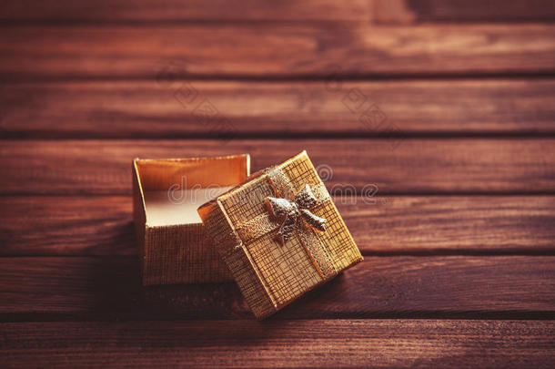 木桌上的礼盒。