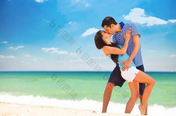 <strong>一对情侣</strong>在海滩上接吻