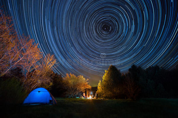 夜空下的帐篷里有星星的踪迹