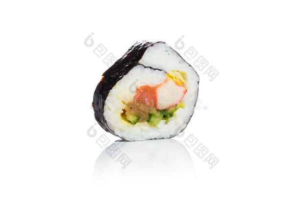 白色背景的传统新鲜日本寿司。