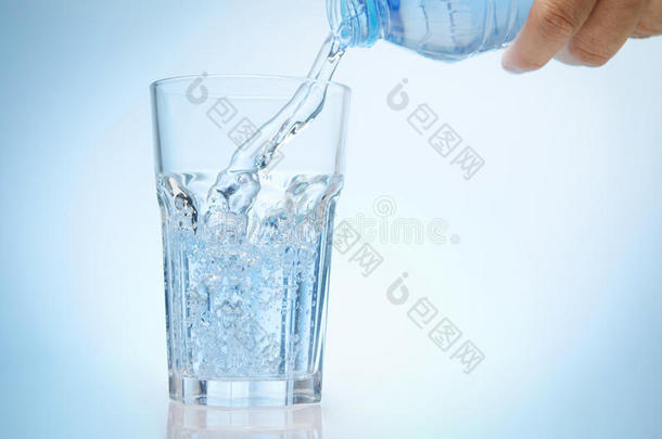 纯净水从瓶子里倒进一杯水里