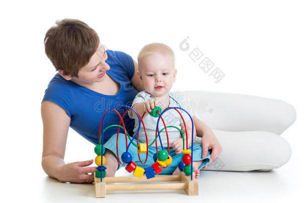 蹒跚学步的男孩和妈妈在玩益智玩具