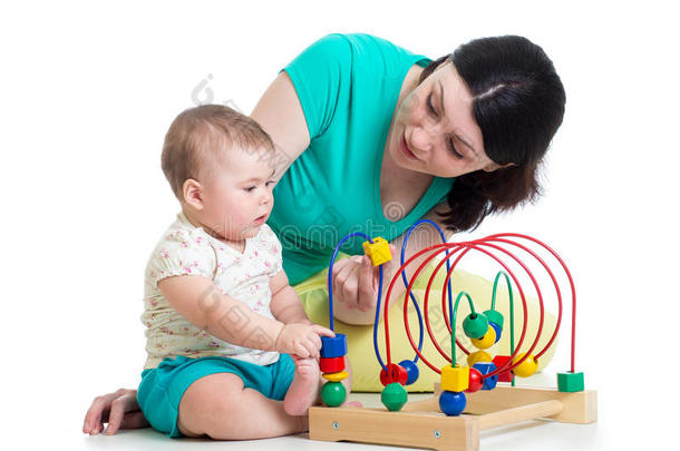 宝宝和妈妈玩彩色益智玩具