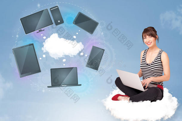 坐在云上享受云网络服务的年轻女孩