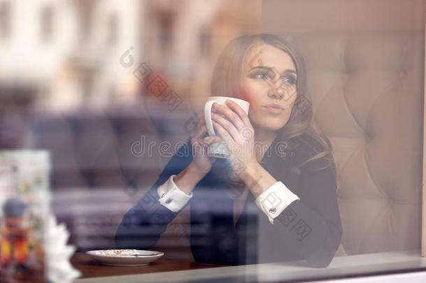 咖啡馆里一个女孩的画像