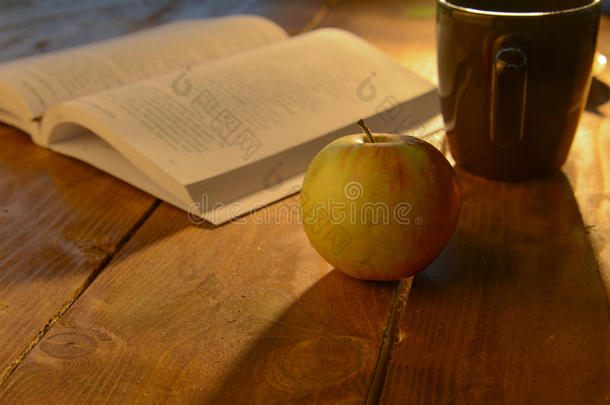 打开书本和苹果的温馨场景
