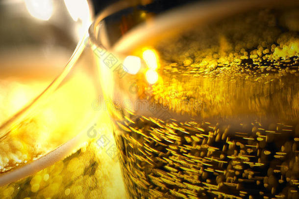 香槟气泡细节在玻璃杯里