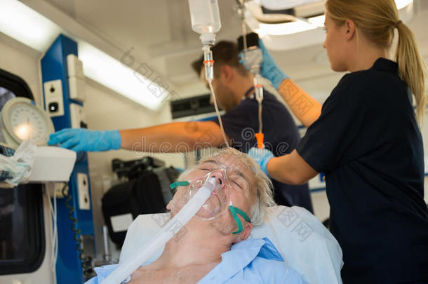 <strong>救护车</strong>上带氧气面罩的昏迷病人