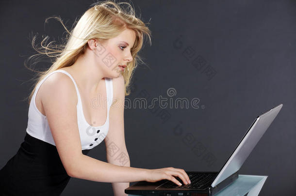漂亮的女人，带着笔记本电脑和飘逸的头发