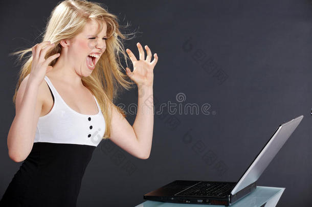 漂亮的女人，带着笔记本电脑和<strong>飘逸</strong>的头发