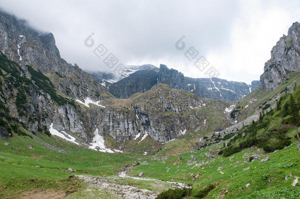 美丽的冬山风景画罗马尼亚喀尔巴阡山脉