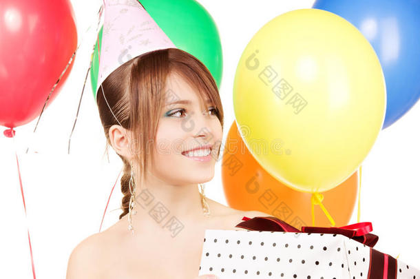 带着气球和礼品盒的派对女孩