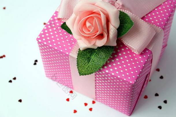 用粉白色圆点纸包装的礼物