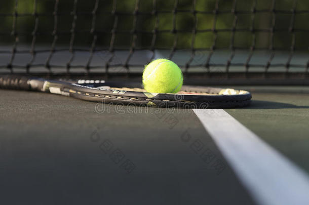 网球拍和网球拍。