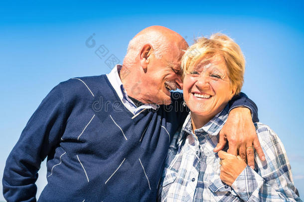 幸福的<strong>老年</strong>夫妇在退休时相爱-快乐的<strong>老年</strong>生活方式