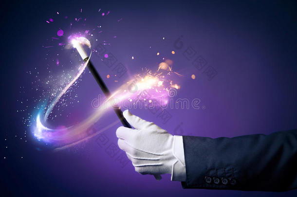 <strong>魔术师</strong>手握魔杖的高对比度图像