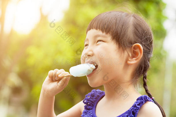 快乐的小女孩在夏天<strong>吃冰棍</strong>