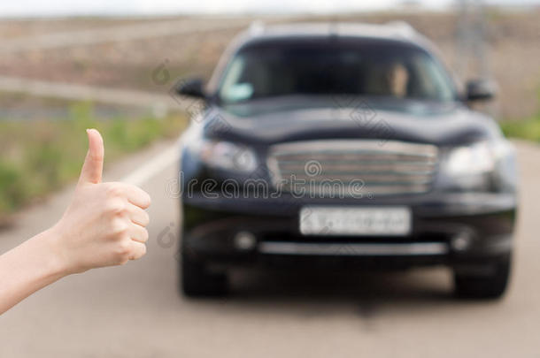 一位女士在<strong>搭车</strong>时竖起大拇指