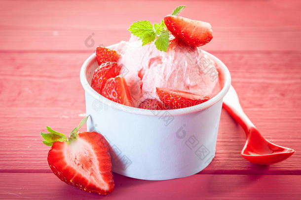 清凉爽口草莓冰淇淋