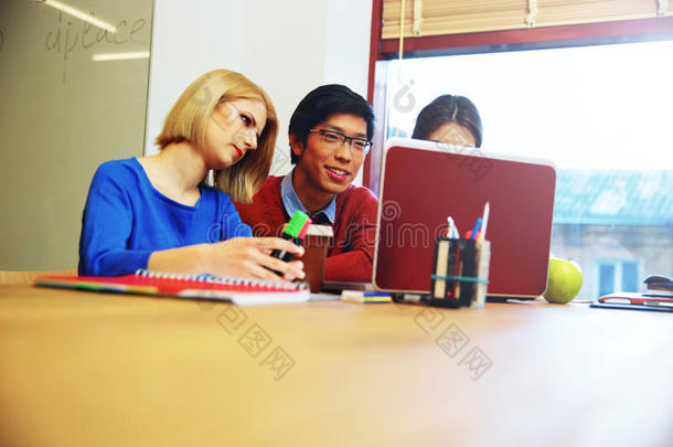学生们一起使用笔记本电脑
