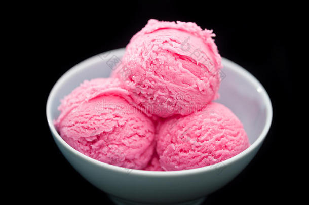 树莓冰淇淋甜点