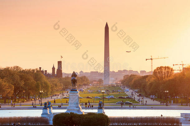 华盛顿特区橙色日落的城市景观，包括华盛顿