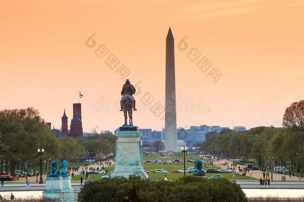 华盛顿特区日落时的城市景观，包括华盛顿纪念碑