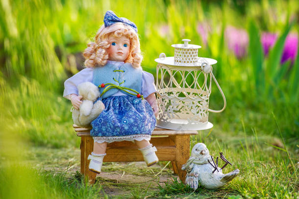 美丽的收藏娃娃在花园里绽放