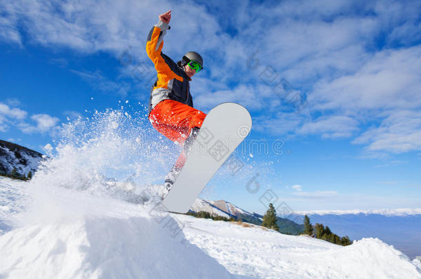 冬天从山上跳滑雪板的人