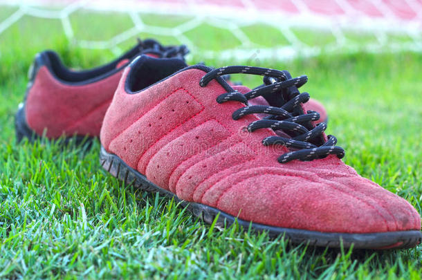 绿草地上的红鞋配球门足球