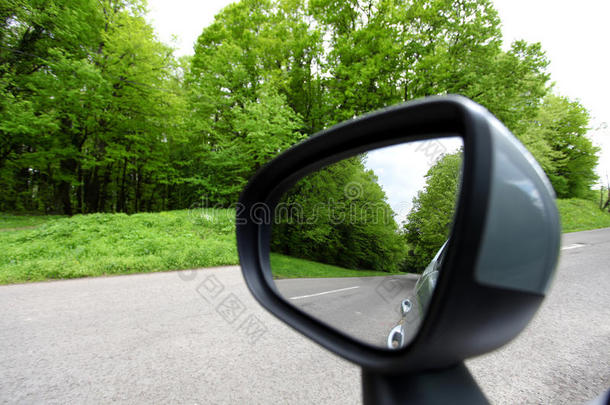 森林道路反射，后视镜汽车行驶镜视野绿色