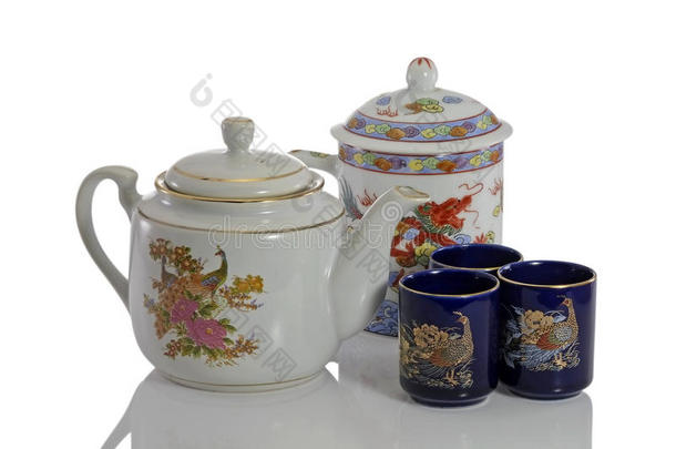 陶瓷茶壶和茶杯。