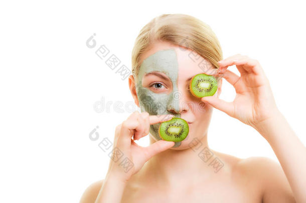 皮肤护理。脸上戴着猕猴桃的泥面具的女人