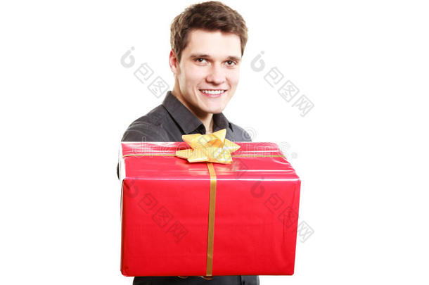 假日。男子送金丝带红色礼盒