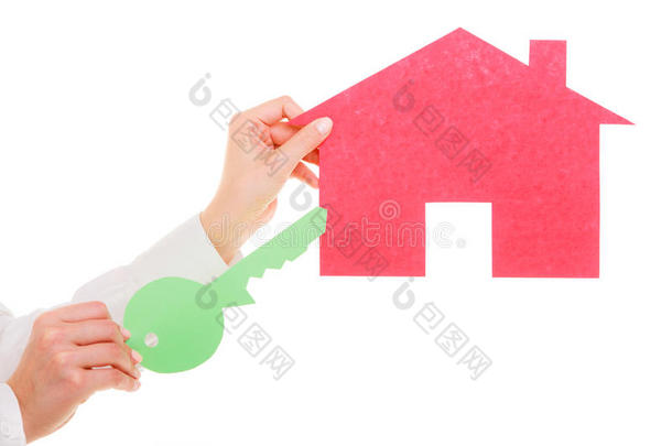 女商务房地产经纪人拿着红纸房子钥匙