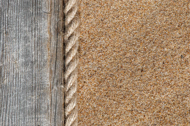 用<strong>旧木头</strong>和绳子做的沙子背景