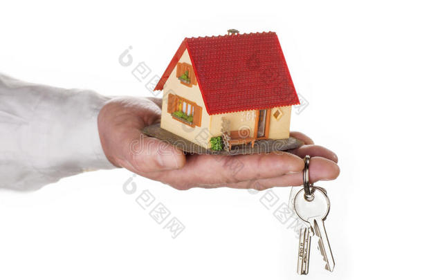手拿房子和钥匙