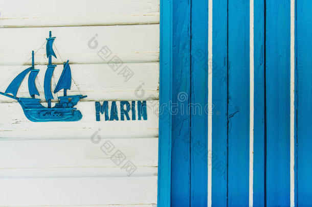 木制的帆船或渔船，在木制背景上作航海装饰