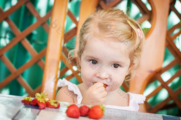 可爱的小女孩在吃东西