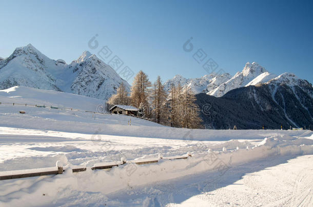 山中美丽的冬季景色