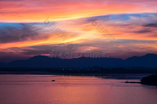 西里湾的红色日落（泰国普吉岛）