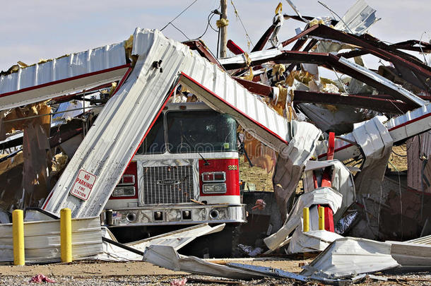 <strong>消防局</strong>，卡车被龙卷风摧毁。