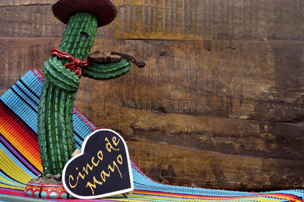 五月五日，五月五日，欢乐的墨西哥仙人掌和黑板标志庆祝派对