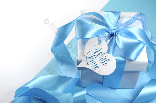 美丽淡水蓝婴儿蓝色礼物，带爱心礼物心形礼品标签